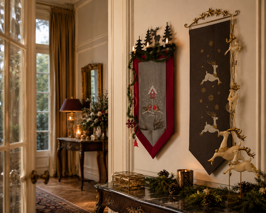 Grille point de croix – Des bannières de Noël : deux bannières décoratives avec rennes et rouge-gorges sous maisonnette enneigée, brodées sur galon de lin avec fil métallisé – Création Point de Croix