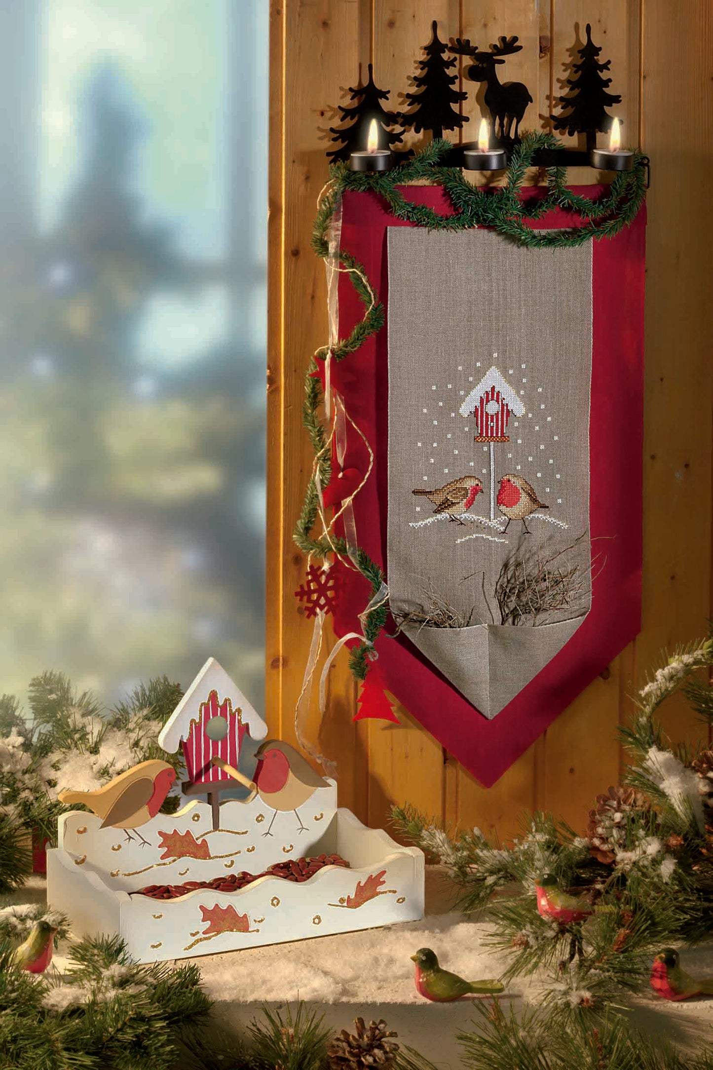 Grille point de croix – Bannière de Noël oiseaux : couple de rouge-gorges amoureux sous maisonnette enneigée brodé sur galon de lin, décoration murale hivernale raffinée – Création Point de Croix