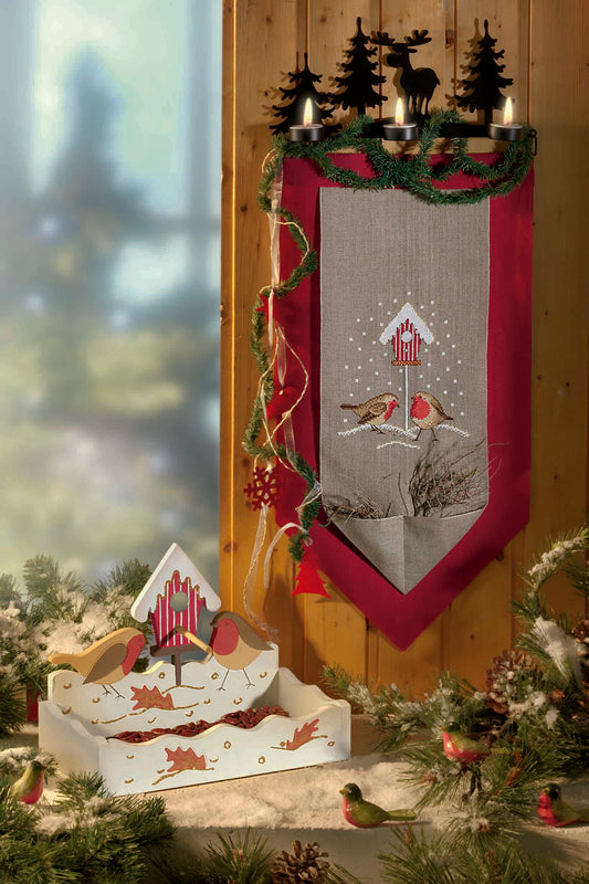 Grille point de croix – Bannière de Noël oiseaux : couple de rouge-gorges amoureux sous maisonnette enneigée brodé sur galon de lin, décoration murale hivernale raffinée – Création Point de Croix