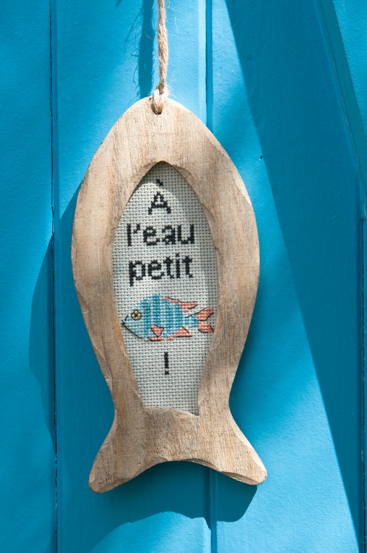 Grille de broderie point de croix « Cadres en forme de poisson brodé » : poissons sur Aïda écrue 6 pts ivoire. DMC, 6 pages – petite et grande grille.