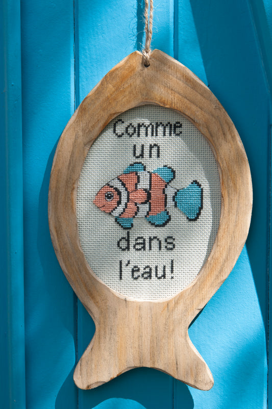 Grille de broderie point de croix « Cadres en forme de poisson brodé » : poissons sur Aïda écrue 6 pts ivoire. DMC, 6 pages – petite et grande grille.