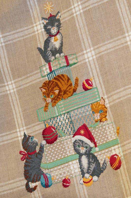 Grille broderie point de croix : 5 chats malicieux sur torchon a broder sur lin bis. Par M. Bonnin, DMC, 6 pages.