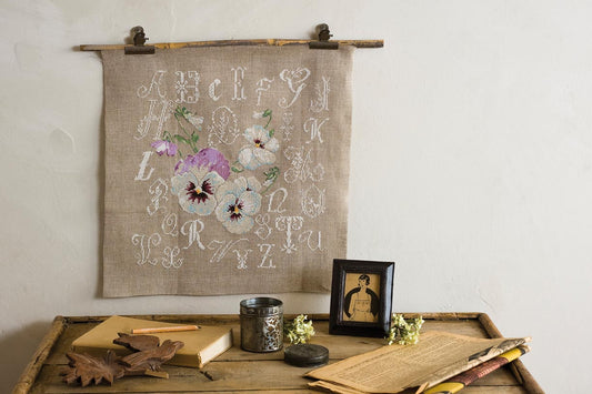 Grille de broderie au point de croix : Des lettres et des pensées, alphabet ornemental et fleurs vintage. 6 pages avec symboles et références DMC. À broder sur lin ou Aïda.