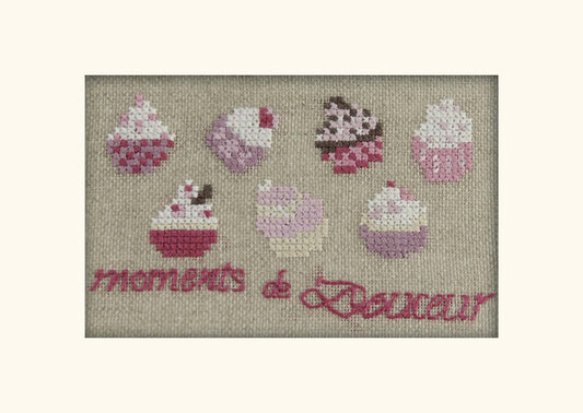 Grille de point de croix Marques-places ornées de gourmandise : étiquettes et bonbonnières sur lin 11 fils. 27 x 60 points. Références DMC sur 4 pages.