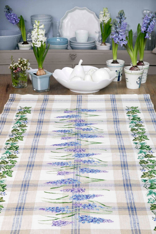 Grille broderie point de croix : muscaris printaniers pour la table. Imprimée en couleur sur 4 pages. Réf. DMC incluses.