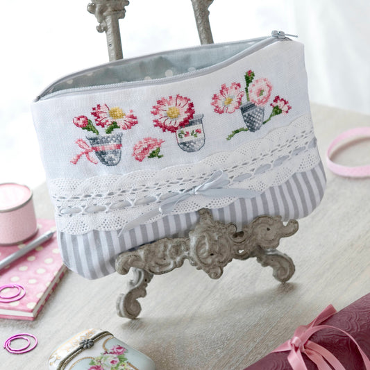 Grille broderie point de croix : Des pâquerettes, motif floral printanier. 50x94 points, 6 pages, couleurs DMC. Lin blanc.