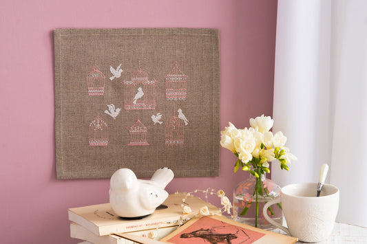 Cages anciennes et oiseaux en ombres chinoises brodés sur toile Aïda naturelle, signés M. Bonnin. Un motif romantique et raffiné, esprit shabby chic, 21,5 × 18,5 cm.