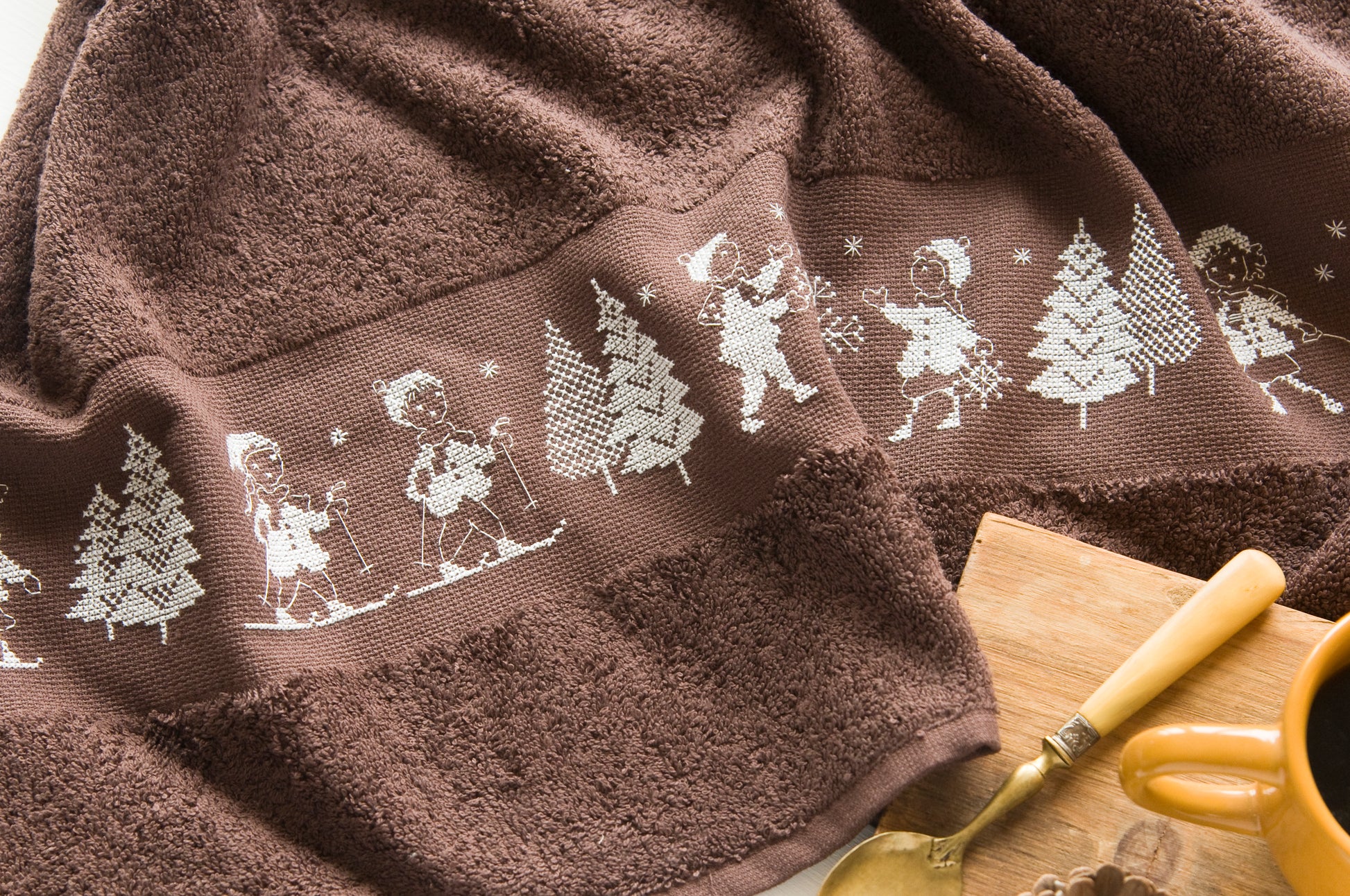 Grille de broderie point de croix : drap de bain motif montagne. Motif 478 x 40 pts, imprimé couleur (Réf. DMC) sur 6 pages. Illustration P. Samouiloff.
