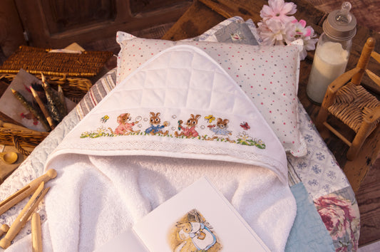 Grille point de croix : frise Pierrot-Lapin pour drap de bain. Motif 150 × 24 pts, env. 27,3 × 4,4 cm. Imprimé symboles & couleurs, 6 pages.