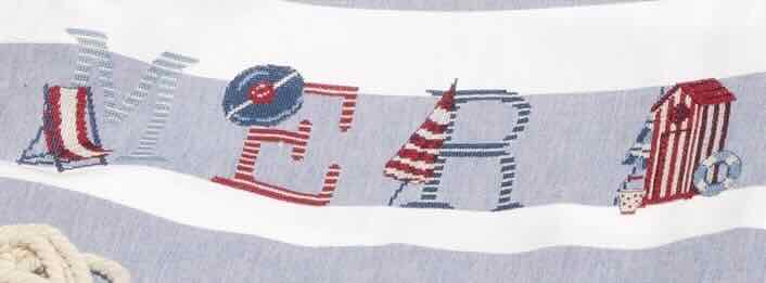 Grille broderie point de croix : drap de mer « Rivages » avec motifs mer et cabine. Imprimée en couleur sur 6 pages. Réf. DMC incluses.
