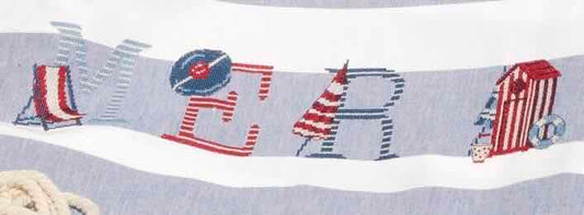 Grille broderie point de croix : drap de mer « Rivages » avec motifs mer et cabine. Imprimée en couleur sur 6 pages. Réf. DMC incluses.