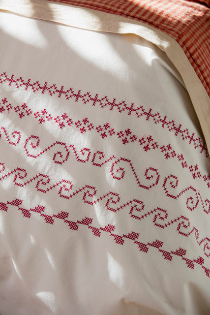 Grille de broderie point de croix « Linge de lit brodé de petites croix » : frise de croix rouges sur lin blanc 11 fils. DMC, 6 pages – draps enfants et adultes.