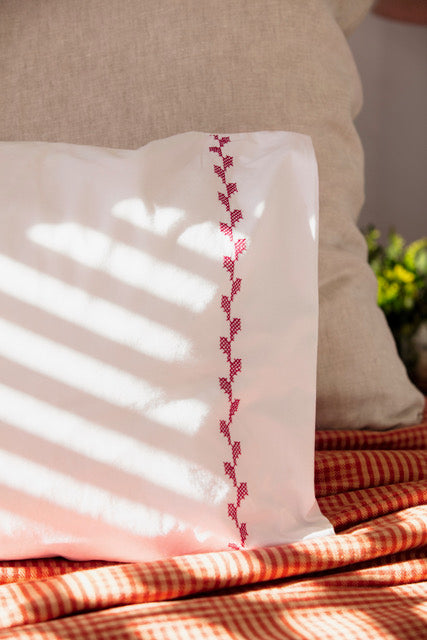 Grille de broderie point de croix « Linge de lit brodé de petites croix » : frise de croix rouges sur lin blanc 11 fils. DMC, 6 pages – draps enfants et adultes.