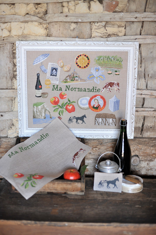 Grille de broderie au point de croix : Escapade normande, camembert, cidre et paysages de Normandie. 8 pages avec symboles et références DMC. À broder sur lin ou Aïda.