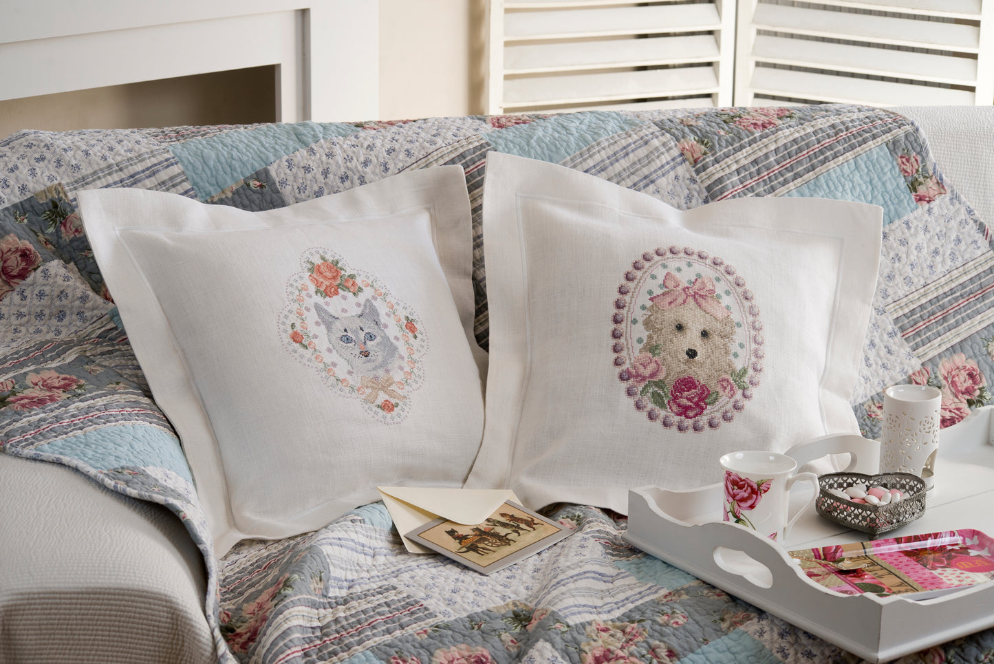 Grille point de croix : portraits de chien et chat shabby chic sur lin blanc. 2 motifs ~17,4×21,8 cm et 18,2×21,8 cm. Esprit romantique.