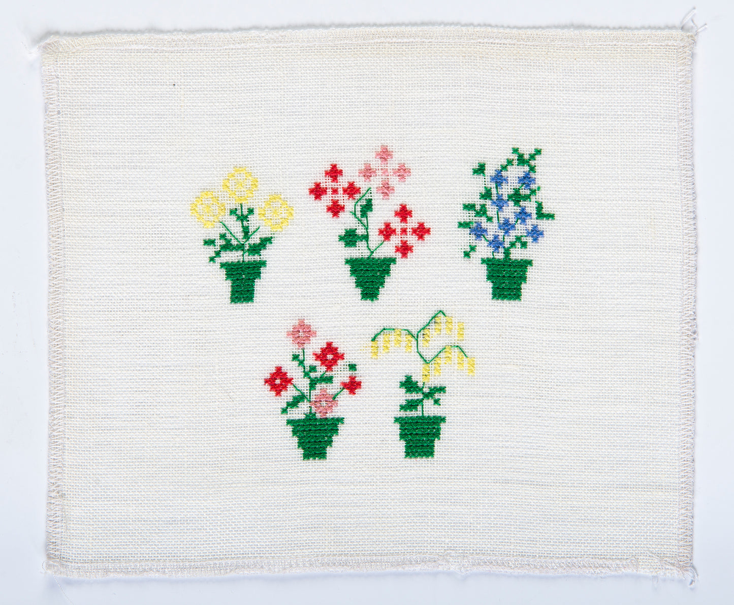 Grille point de croix – Fête des mères : cinq pots fleuris aux couleurs tendres et lumineuses issus des archives du musée DMC, brodés sur toile de lin ivoire DMC 3865 11 fils/cm – Création Point de Croix