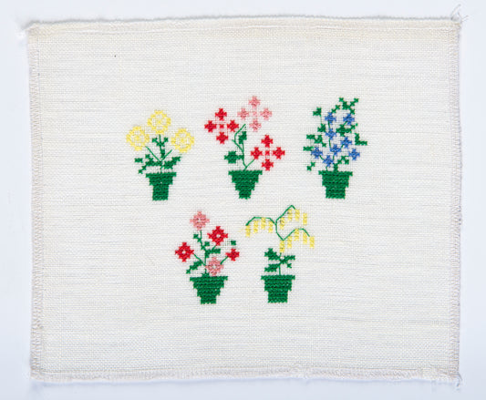 Grille point de croix – Fête des mères : cinq pots fleuris aux couleurs tendres et lumineuses issus des archives du musée DMC, brodés sur toile de lin ivoire DMC 3865 11 fils/cm – Création Point de Croix