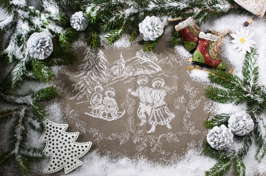 Scène hivernale monochrome blanc sur lin gris, inspirée des toiles de Jouy, signée M. Bonnin. Patineurs et village enneigé au point de croix, 29 × 23,6 cm.