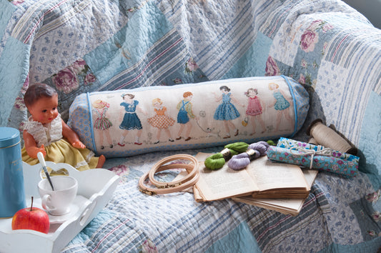 Grille de broderie point de croix : farandole d’enfants sur coussin, motif ronde et jeux. Motif 82 x 274 pts, imprimé couleur (Réf. DMC) sur 6 pages. Illustration M. Bonnin.