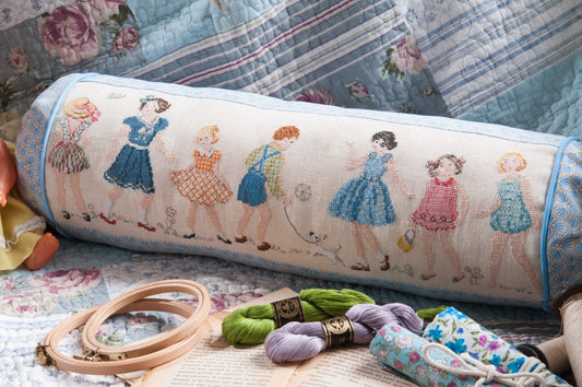Grille de broderie point de croix : farandole d’enfants sur coussin, motif ronde et jeux. Motif 82 x 274 pts, imprimé couleur (Réf. DMC) sur 6 pages. Illustration M. Bonnin.