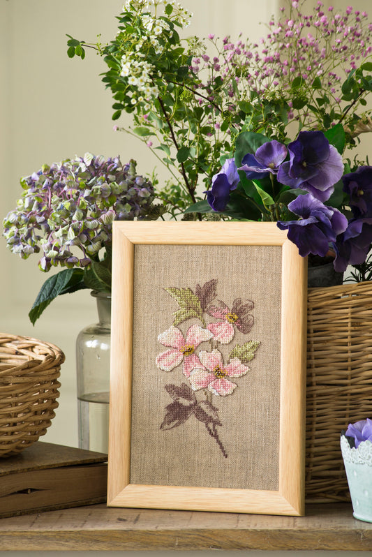 Grille de broderie point de croix : Fleurs de printemps rose. 94x57 points, 4 pages, couleurs DMC. Lin bis.