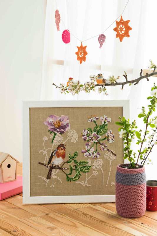 Grille broderie point de croix : Fleurs et rouge-gorge, motif printanier. 129x137 points, 4 pages, couleurs DMC. Lin bis.