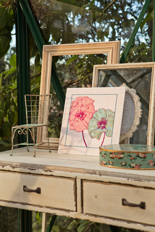 Grille point de croix – Fleurs roses & bleues : composition florale aux pétales nuancés de rose et de bleu sur feuillage délicat, toile de lin blanc DMC, style illustration botanique – Création Point de Croix
