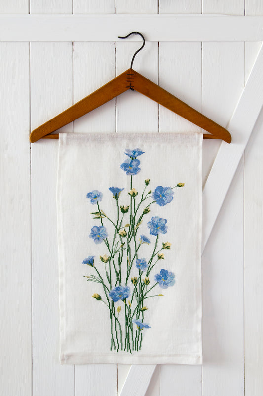 Grille Broderie : Fleurs sauvages bleues – Création Point de Croix. Grille point de croix : bouquets fleurs de lin bleues sur lin 11 fils/cm, 21,8 × 47,5 cm. Chemin de table champêtre.