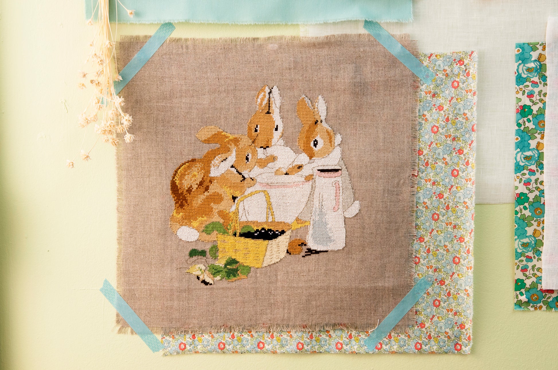 Grille point de croix Flopsy, Mopsy et Dropsy préparant un gâteau aux mûres – Motif broderie Beatrix Potter, Création Point de Croix