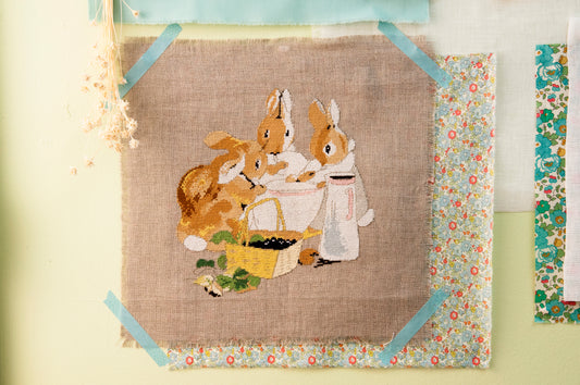 Grille point de croix Flopsy, Mopsy et Dropsy préparant un gâteau aux mûres – Motif broderie Beatrix Potter, Création Point de Croix