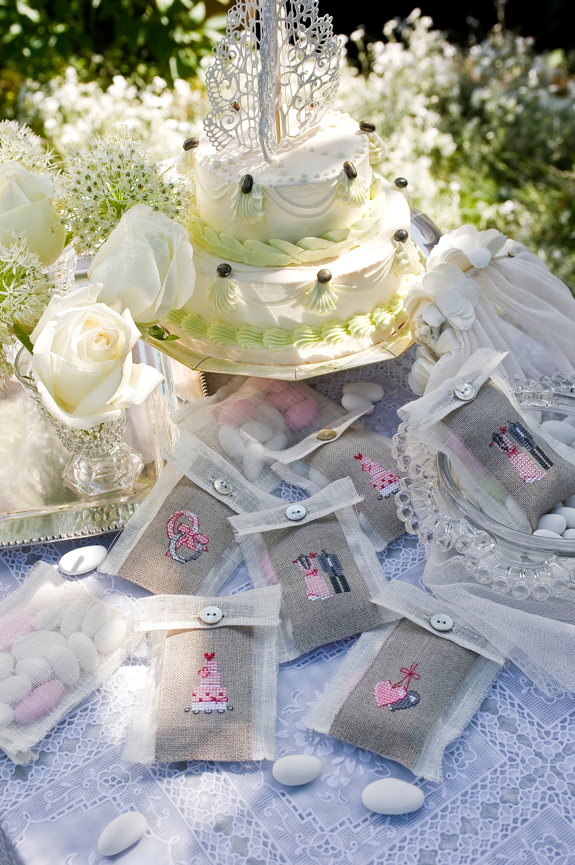 Grille broderie point de croix : sachets à dragées pour mariage. Motifs mariés, pièce montée, alliances et cœurs. Sur lin 11 fils ou Aïda 5,5 pts. Ref. DMC.