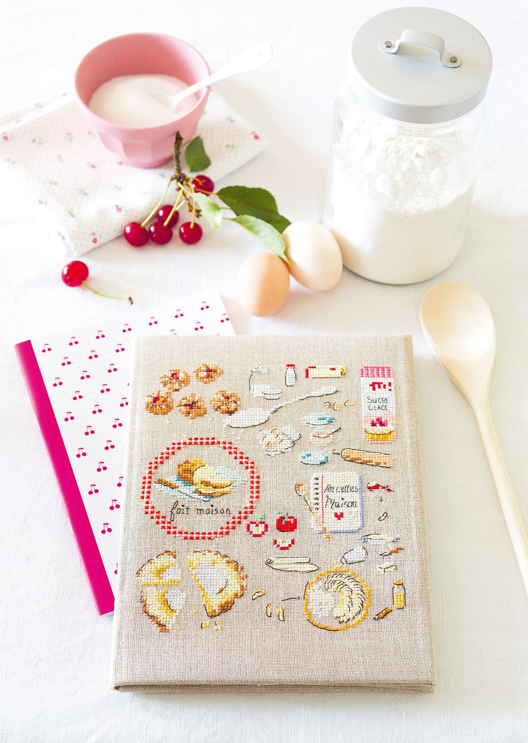 Grille broderie point de croix : Gourmandises et friandises, péchés mignons sucrés. 107x90 points, 4 pages, couleurs DMC. Lin bis.
