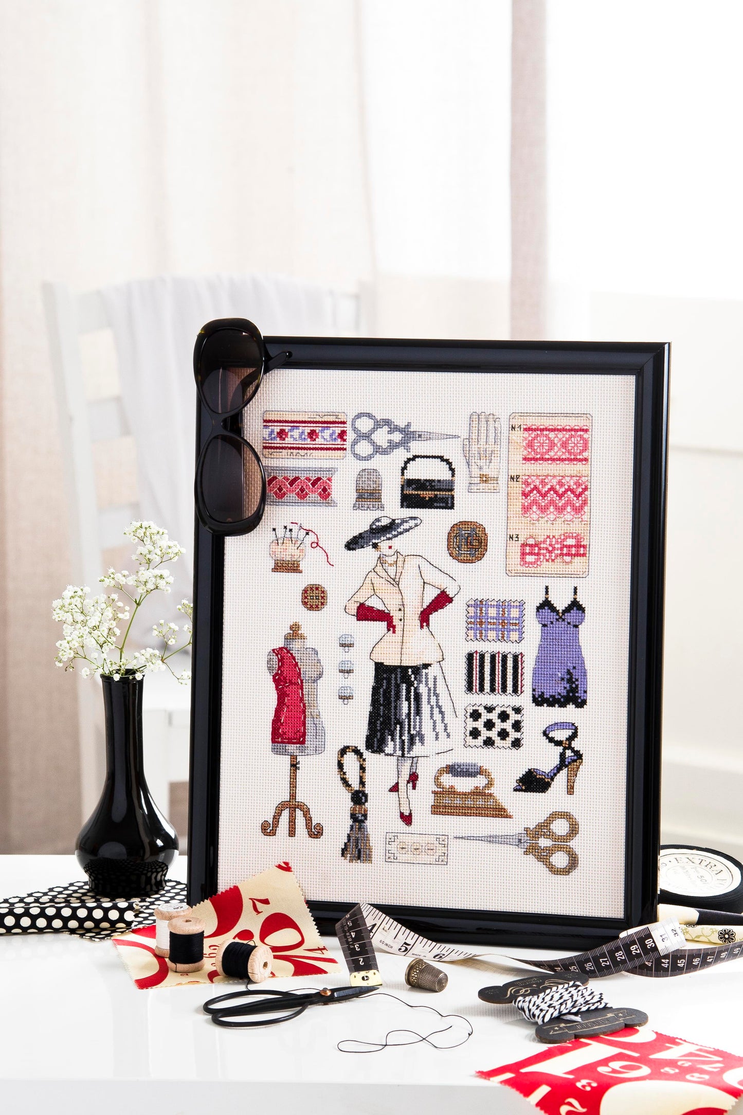 Grille broderie point de croix : Haute couture, accessoires couture et silhouettes élégantes. 155x177 points, 4 pages, couleurs DMC.