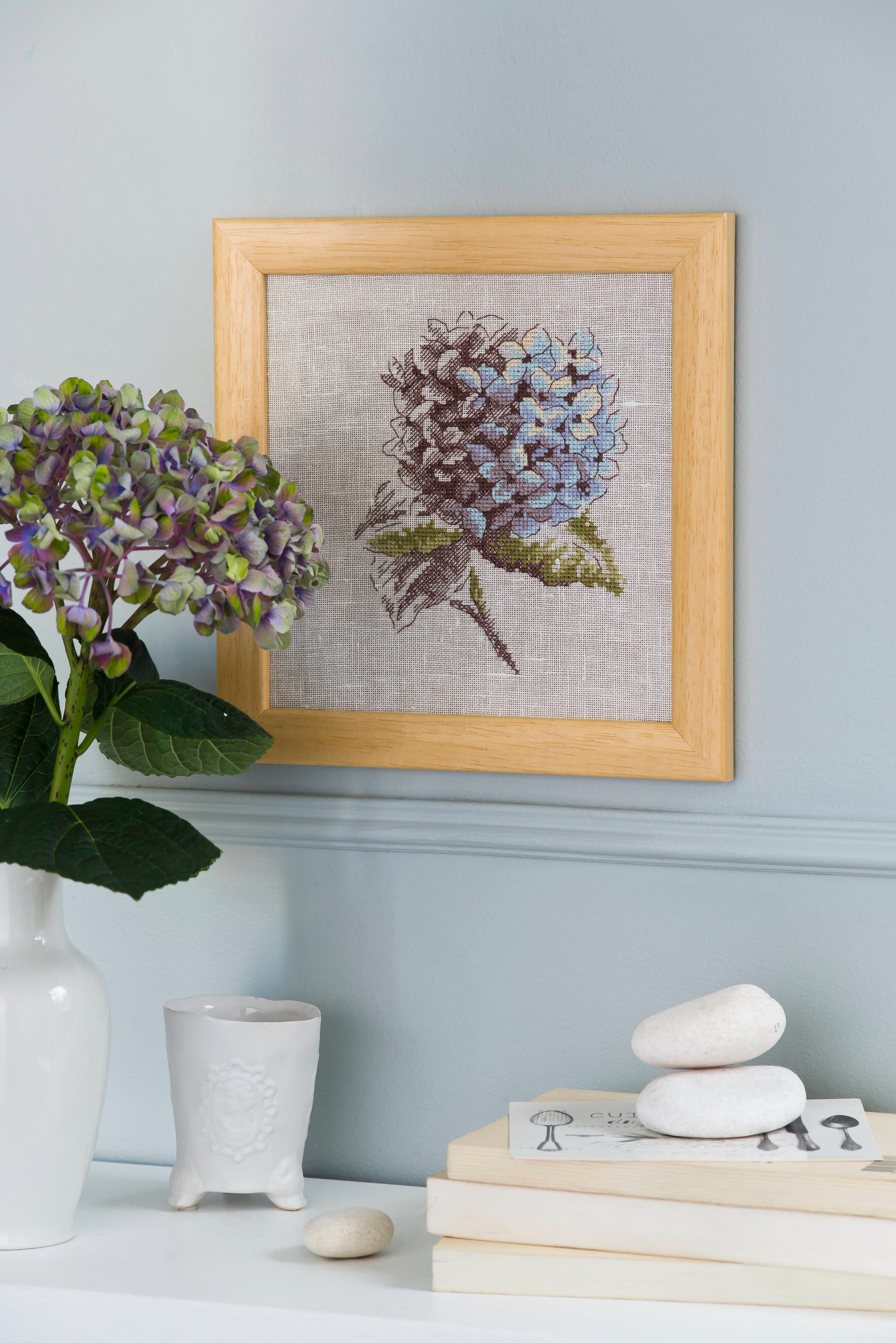 Grille de broderie point de croix : Hortensia bleu, arbuste à fleurs. 84x68 points, 4 pages, couleurs DMC. Lin bis.