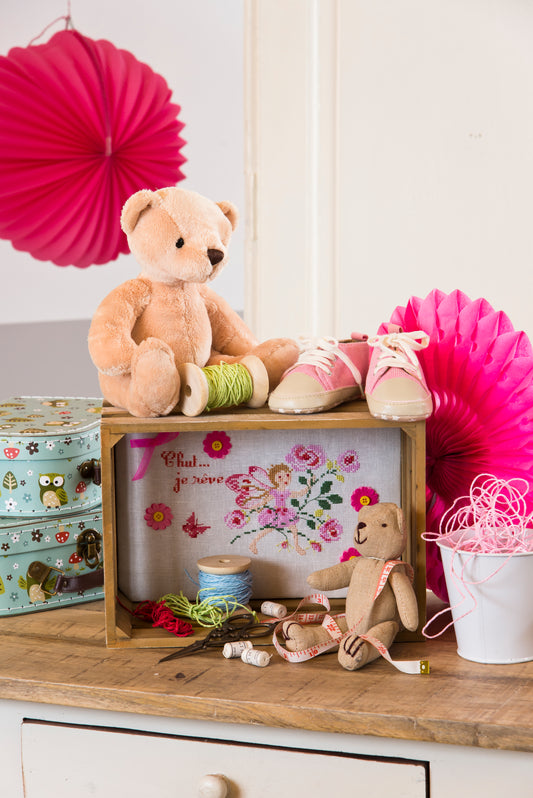 Une broderie poétique signée P. Samouiloff : fleurs, papillons et doux message pour une chambre d’enfant ou un intérieur romantique. À broder sur lin 11 fils/cm ou toile Aïda.