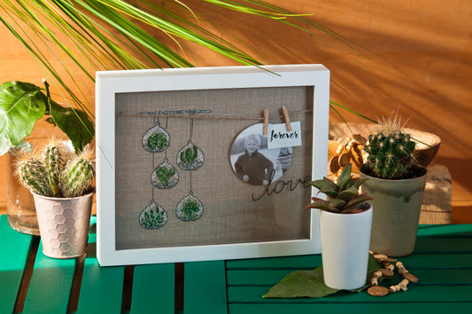 Grille point de croix : 5 cactus suspendus sur lin DMC. Motif 39 × 67 pts, env. 7,1 × 12,2 cm. Imprimé symboles & couleurs, 6 pages.