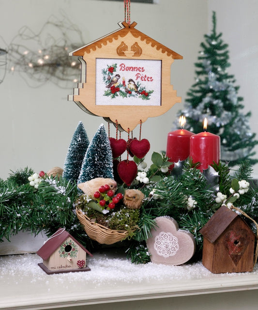 Grille de point de croix Noël : Joli coucou de Noël par Les Brodeuses Parisiennes. Sur toile chinée 5,5 pts. 36 x 59 points. Références DMC sur 4 pages.