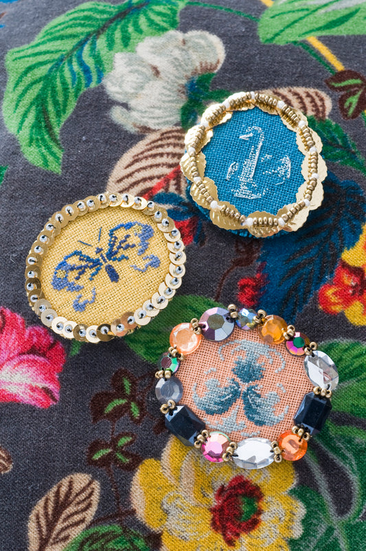 Grille de broderie point de croix : jolies broches (cygne, papillon, fleurs, pensée). 5 motifs imprimés couleur (Réf. DMC) sur 8 pages. Illustration M.T. Saint-Aubin.