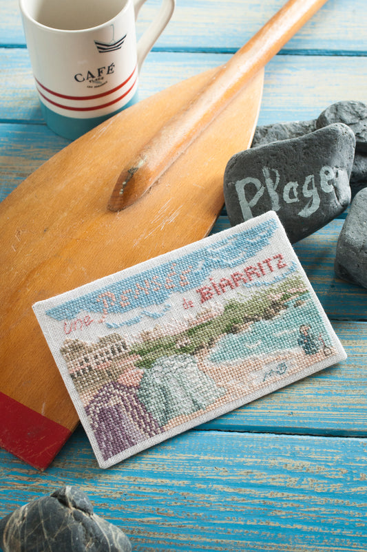 Grille point de croix : jolies cartes postales brodées, Biarritz et Paris Tour Eiffel. Imprimée sur 6 pages avec symboles et couleurs DMC. Lin 11 fils blanc.