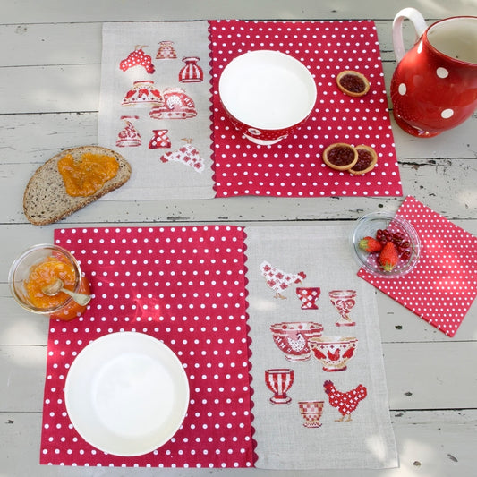 Grille de broderie point de croix : jolies poulettes, sets de table campagne, 142x80 points sur 6 pages. Symboles et couleurs DMC, sur lin.