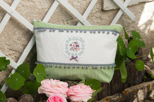 Grille point de croix Jolies trousses – Trousses de toilette brodées motifs floraux style Versailles sur toile de lin blanc, accessoires boudoir raffiné, Création Point de Croix
