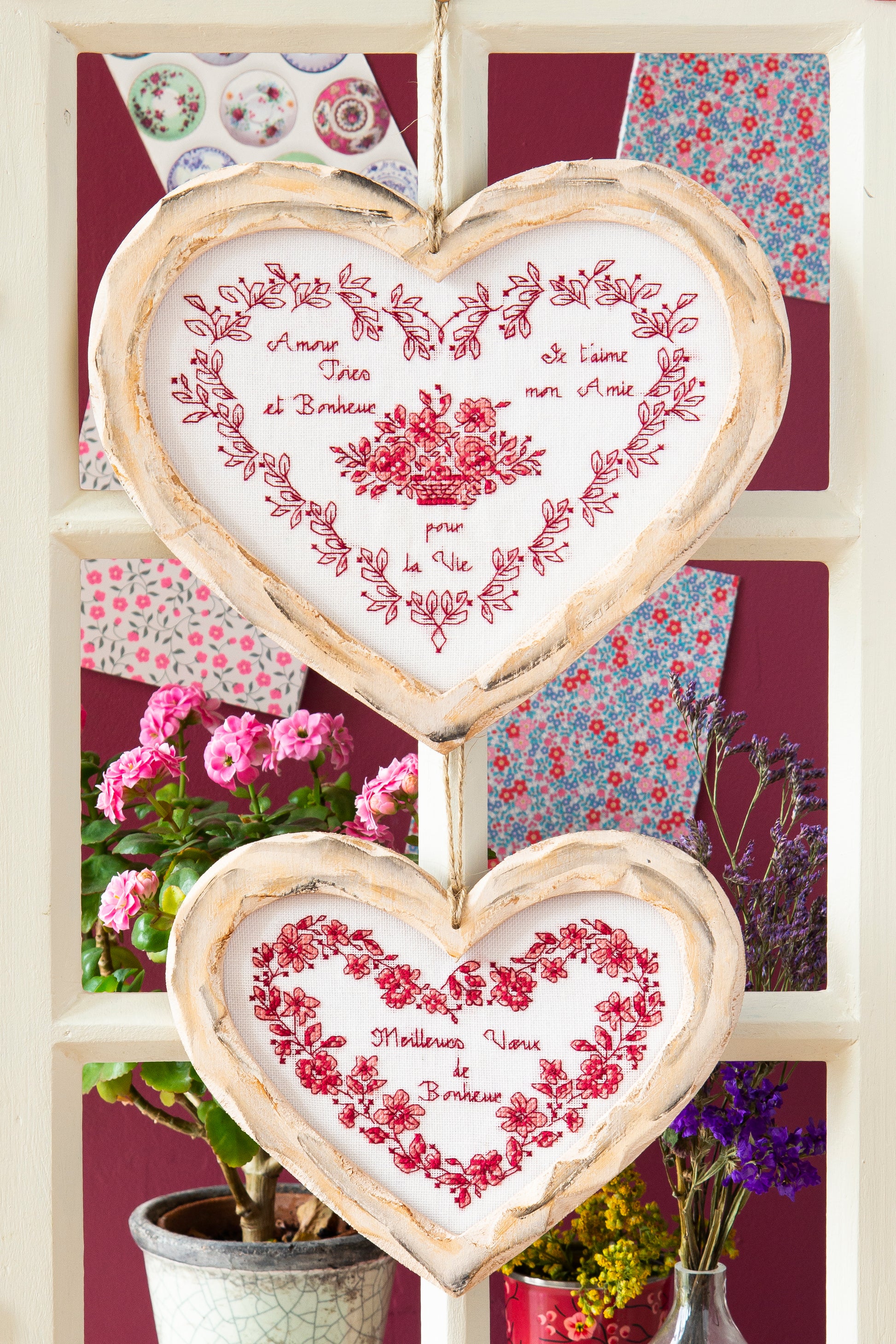 Grille point de croix : jolis cœurs à broder sur lin blanc. Petit cœur 11x15 cm, grand cœur 14,5x18,5 cm. 6 pages DMC. Composition murale pleine d’amour.