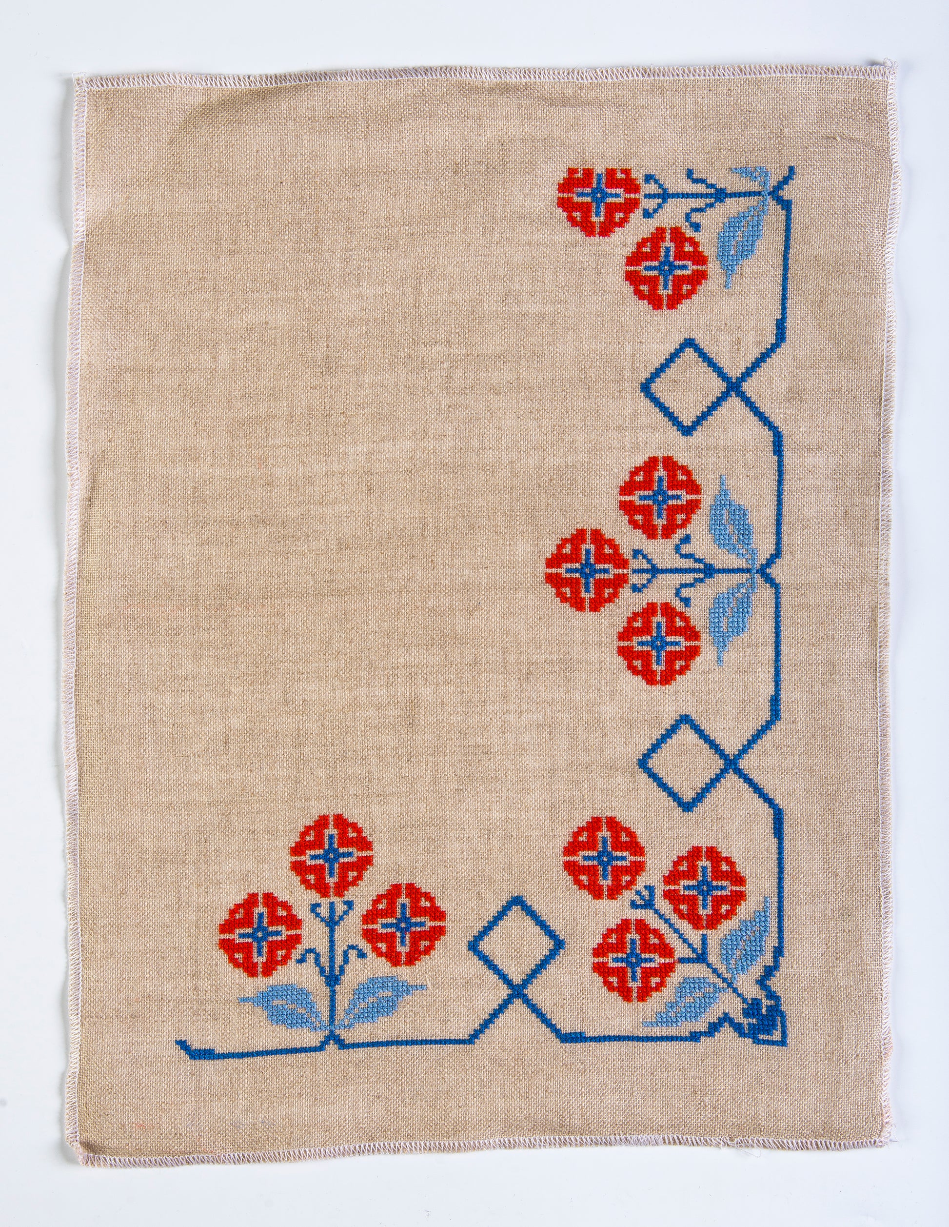 Grille point de croix – Jour de fête, coloris DMC : détail de la frise décorative d'angle 95×95 pts pour nappe, chemin de table et linge de maison sur toile de lin naturel DMC – Création Point de Croix