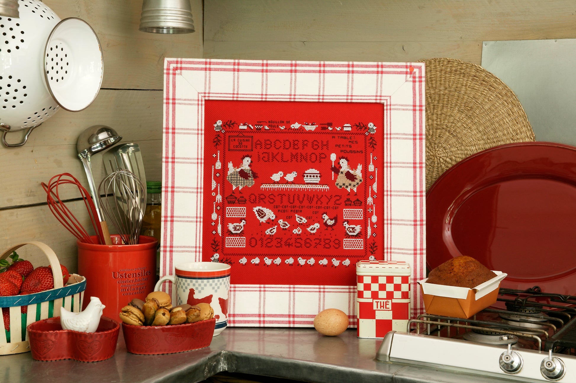 Grille de point de croix cocottes naïves pour tableau de cuisine. Brodée sur Aïda 5,5 pts rouge. Imprimée avec symboles et couleur DMC sur 6 pages. Motif 131 x 161 pts.