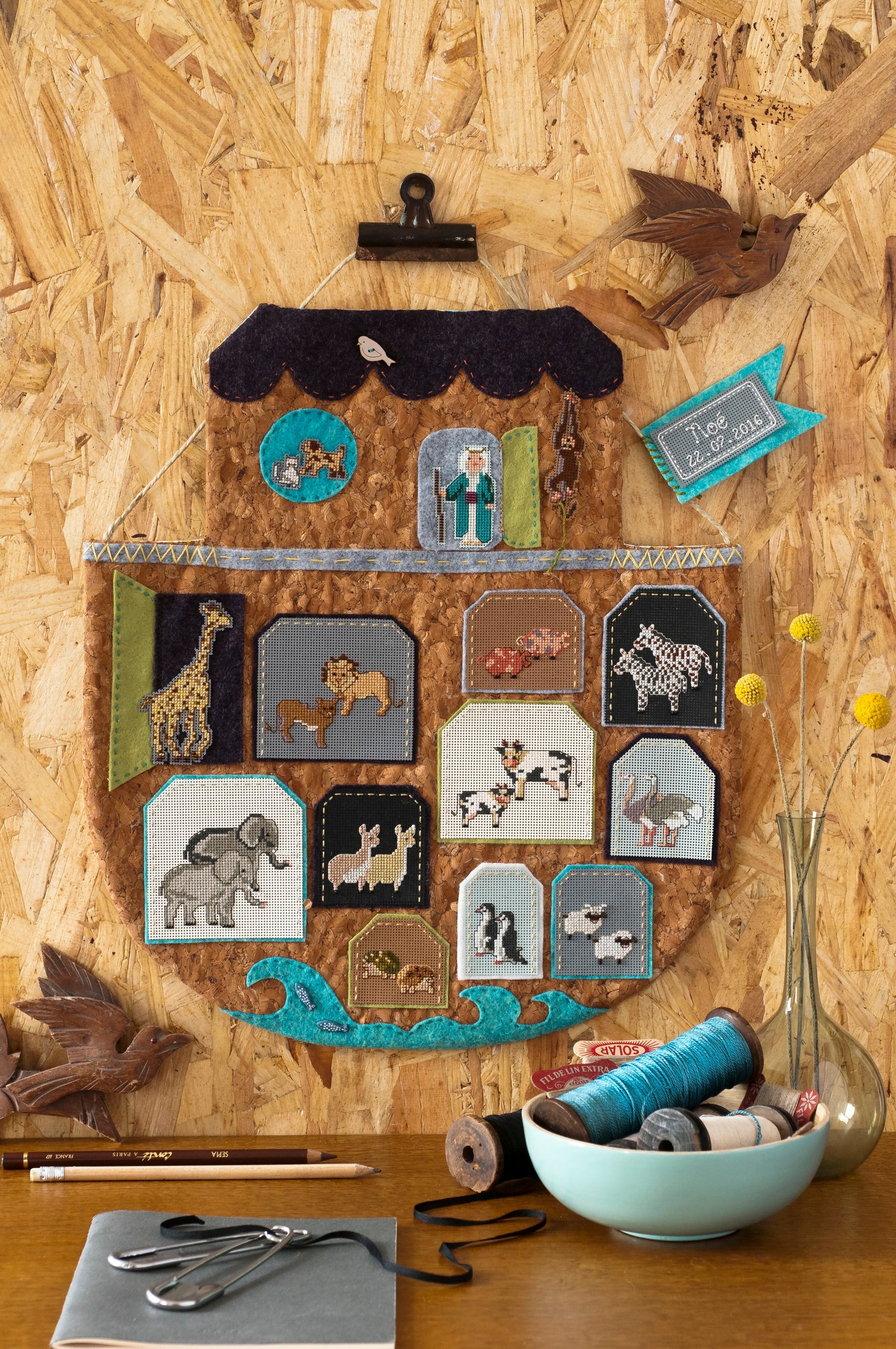 Grille broderie point de croix : l'Arche de Noé et ses animaux. 8 pages, symboles et couleurs DMC. Cartons perforés. 40 x 36 cm.