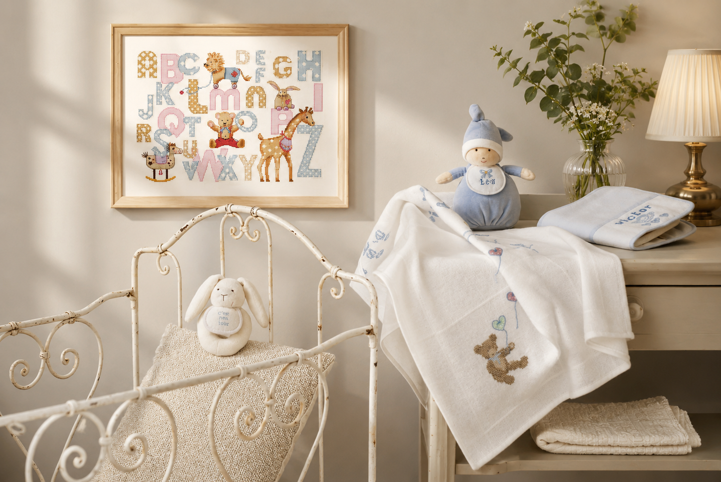 Grille point de croix L'abécédaire des tout-petits – Ours, lapin et jouets d'antan, motif broderie chambre enfant, Création Point de Croix