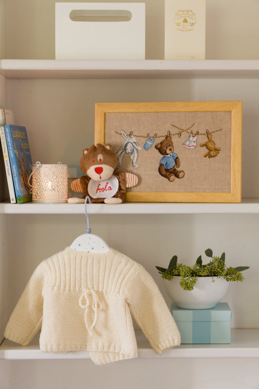 Grille point de croix L'heure de la lessive – Tableau brodé ours sur étagère avec gilet bébé et accessoires décoratifs, Création Point de Croix