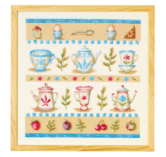 Grille de point de croix L'Heure du Thé – théières fleuries, tasses décorées, fruits rouges et pâtisseries brodés en frises, environ 34,5×34,5 cm, sur Aïda 5,5 pt/cm ou lin 11 fils/cm, Création Point de Croix