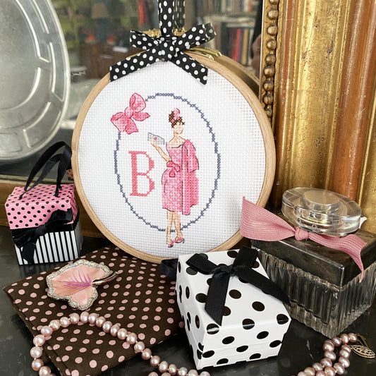 Grille de broderie point de croix « L'incontournable style Audrey ! » des Brodeuses Parisiennes : ABC style Audrey Hepburn sur lin blanc 11 fils. DMC, 6 pages.