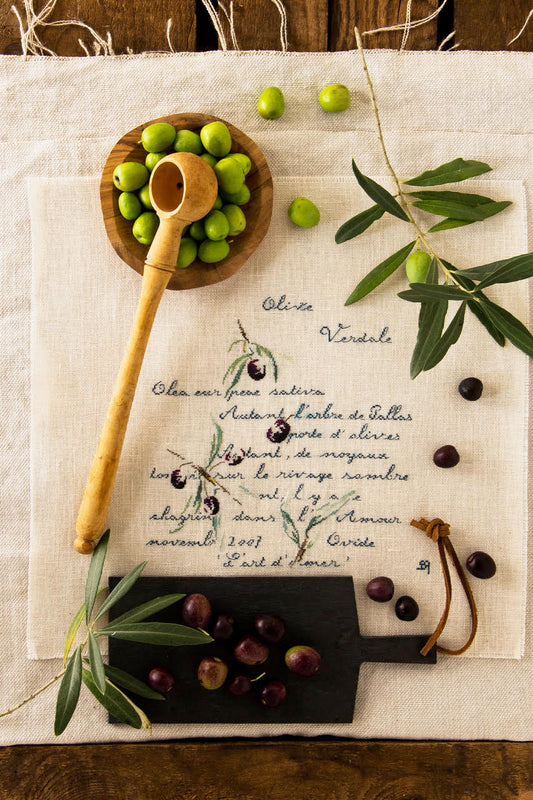 Grille de broderie point de croix : l’olivier et ses belles olives par M.T. Saint-Aubin. Réf. DMC incluse. À broder sur lin. Création Point de Croix.